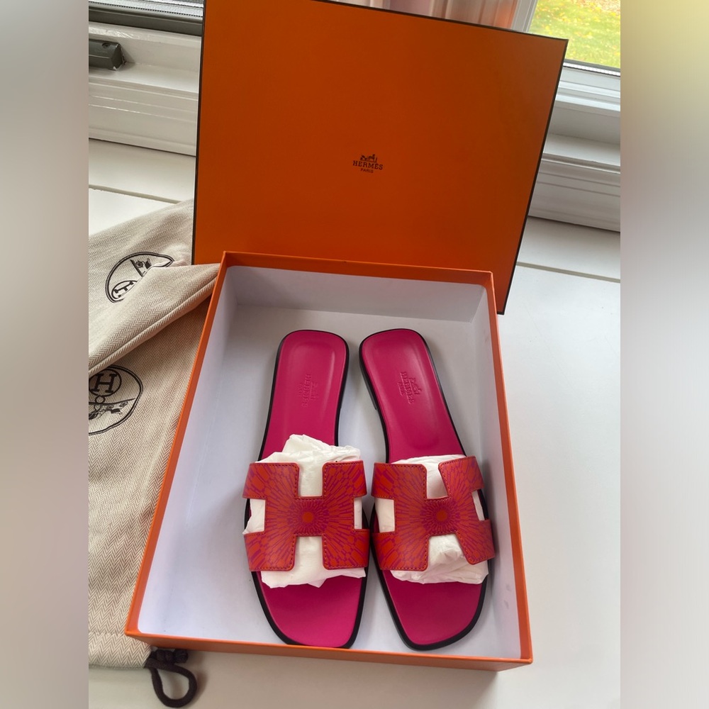 Hermès
Oran leather sandal
Size 38 US 8
Never worn, with tag
Orange/rose Leather